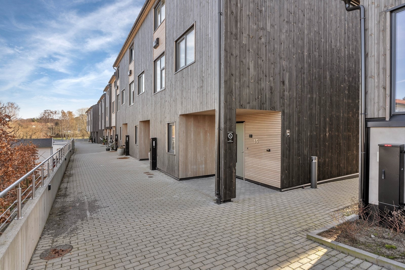 Inngangsparti som er overbygd og skjermet for vær og vind Galleribilde