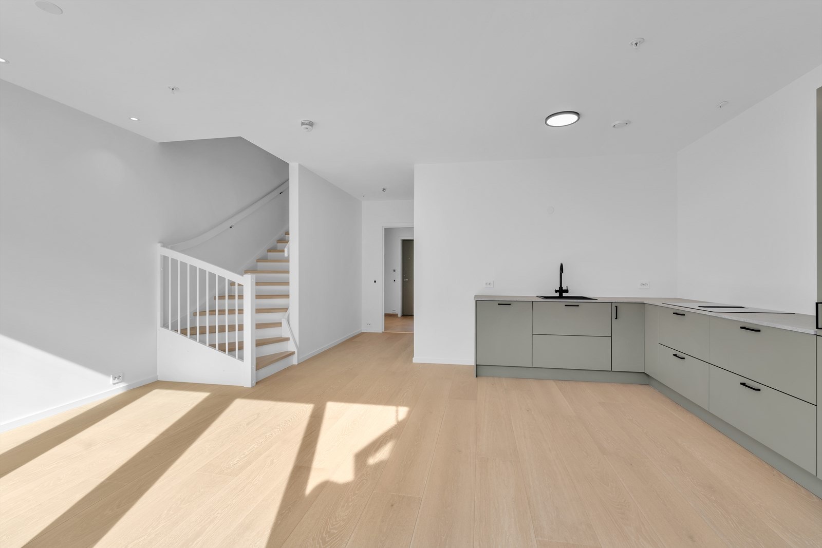 Praktisk løsning med stort kjøkken med plass til både spisebord og sofakrok i boligens 1. etasje Galleribilde