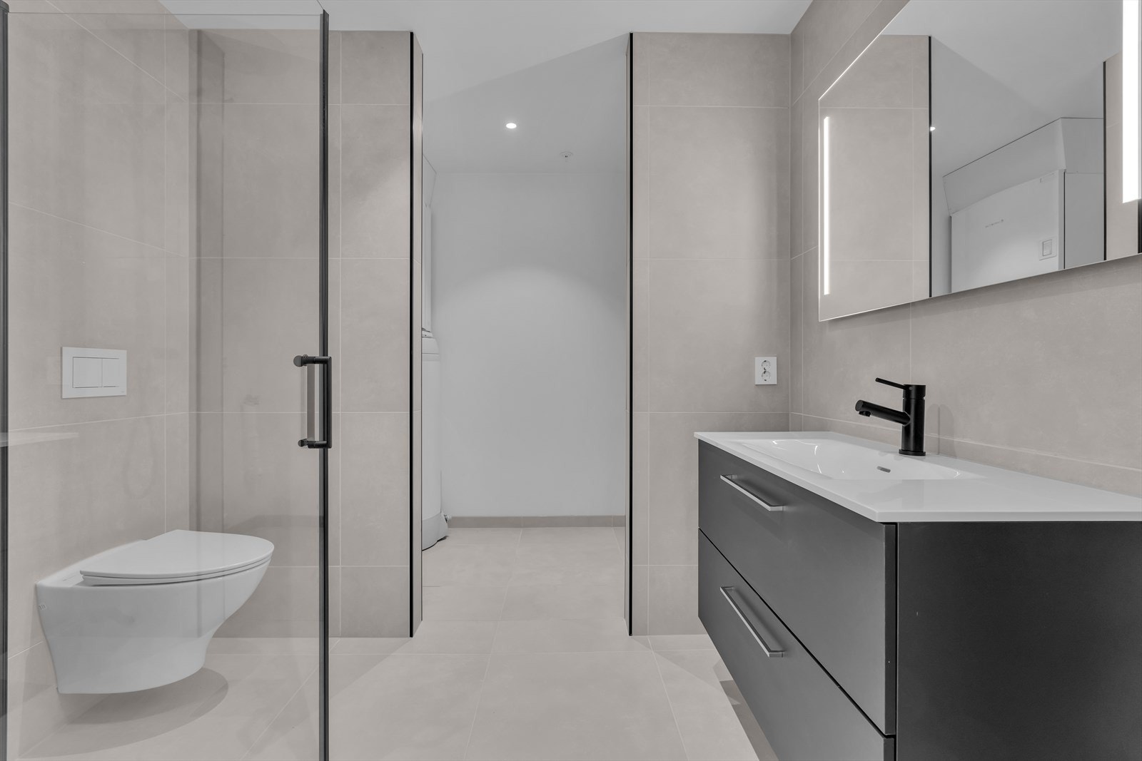 Baderom med vaskeromsdel Galleribilde