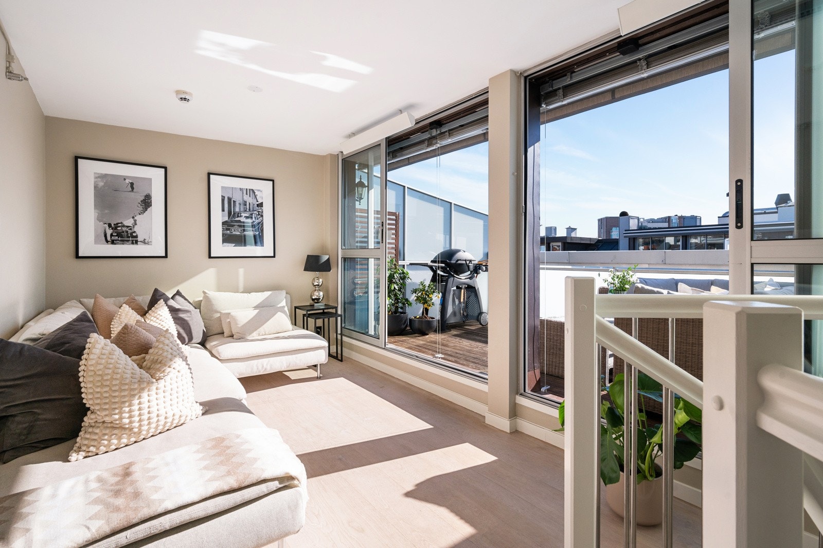Her finner vi en herlig loftstue med videre utgang til takterrassen. Galleribilde