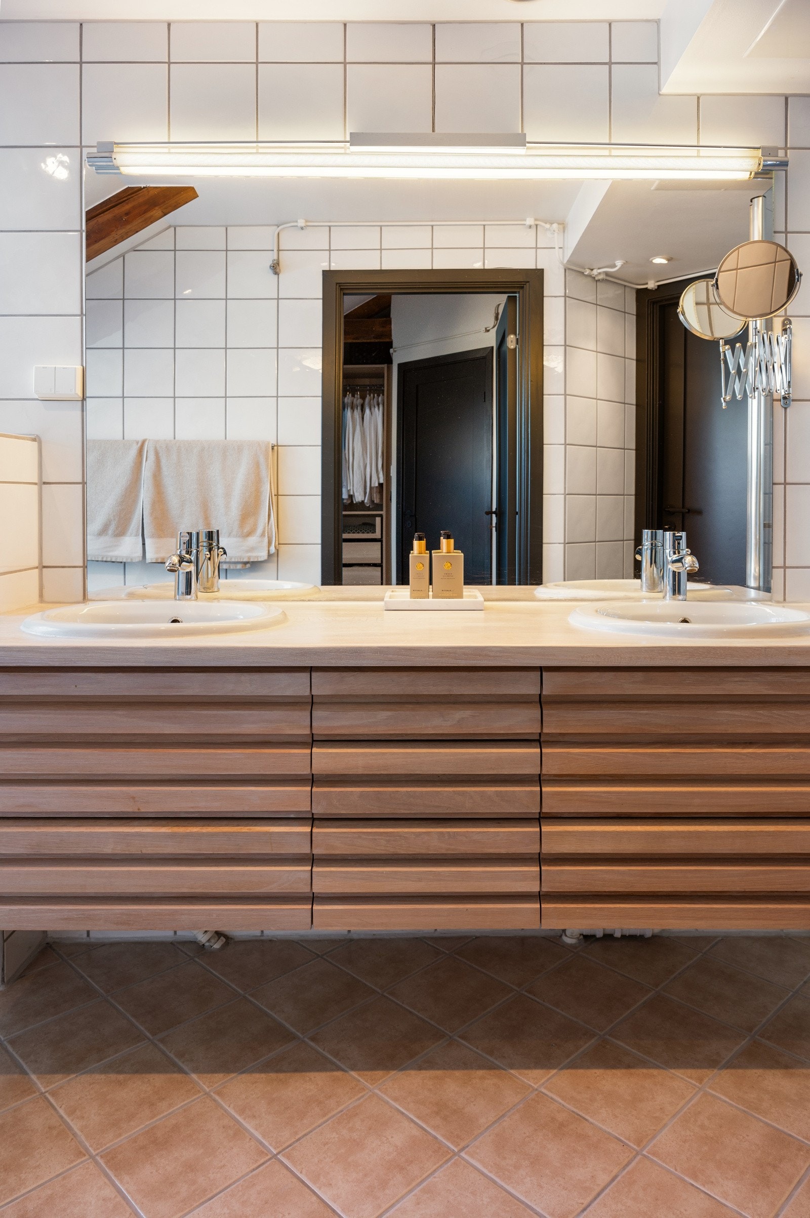 Bred baderomsinnredning med dobbelservant. Perfekt når flere trenger badet samtidig. Galleribilde