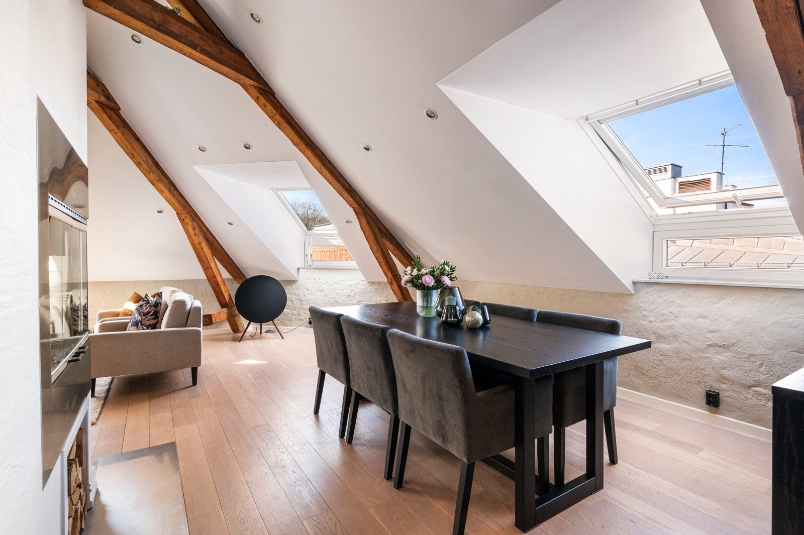 Videre er det god plass til stort spisebord hvor venner og familie kan inviteres inn. Galleribilde