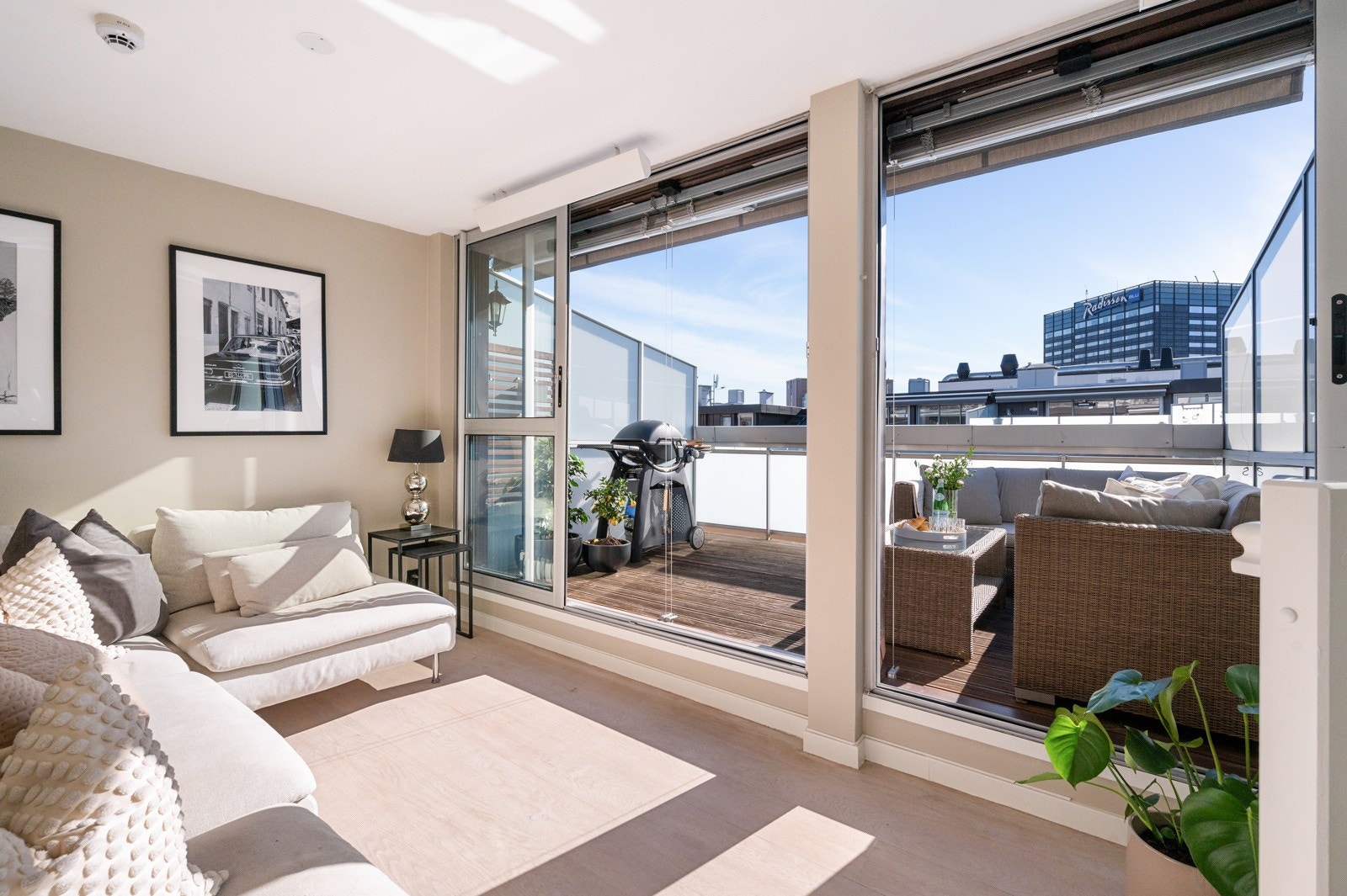 Her presenteres en nydelig, lys og innholdsrik loftsleilighet over to plan med solrik takterrasse på ca.12 kvm. Galleribilde