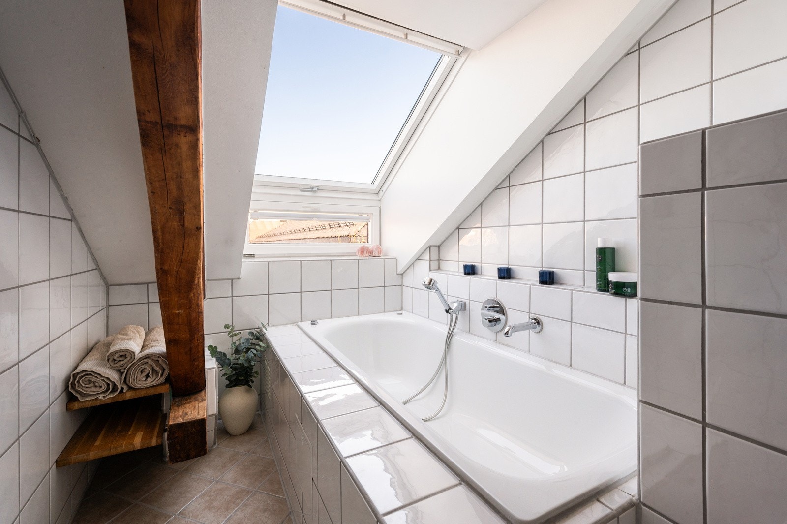 Badet er stort og innholdsrikt. Stress ned og nyt et bad med utsikt. Galleribilde
