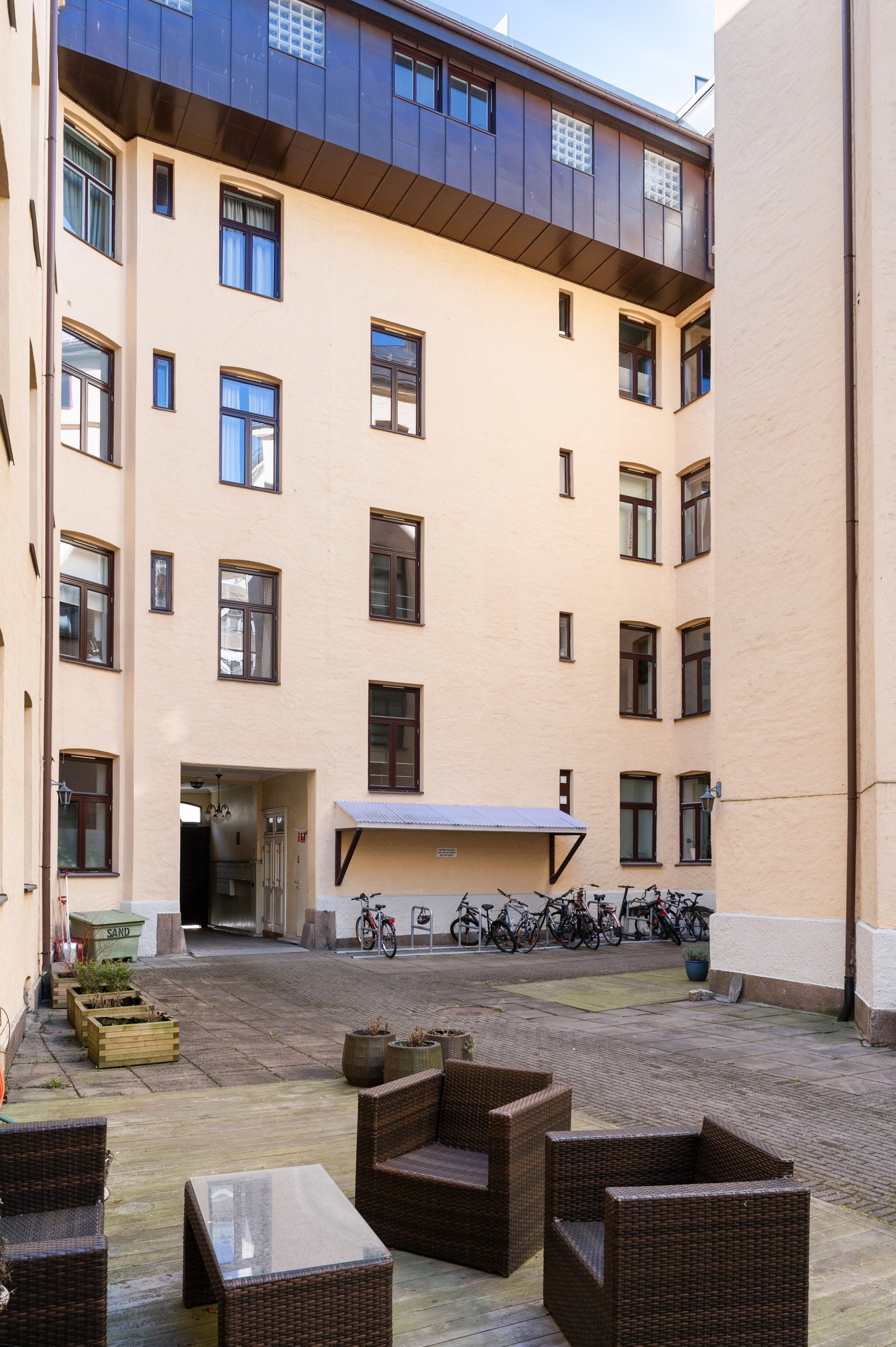 Sameiet har en stor og felles bakgård med sittegruppe og sykkelparkering. Galleribilde