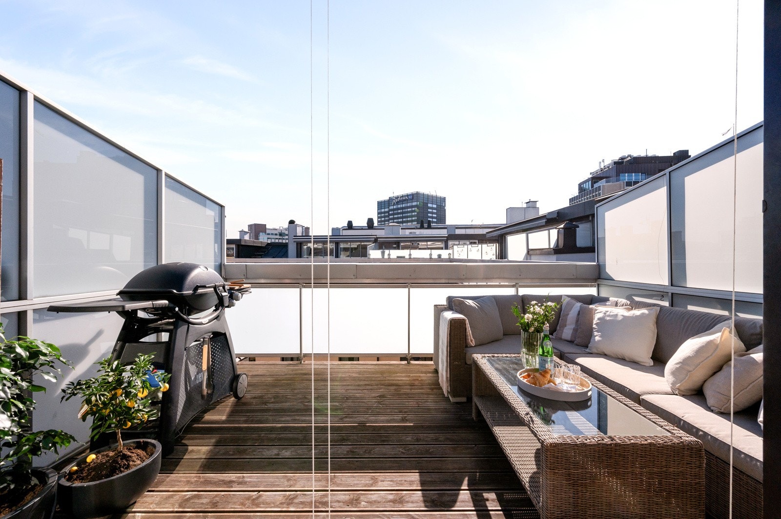 Utgang via doble skyvedører til en stor og solrik terrasse. Galleribilde