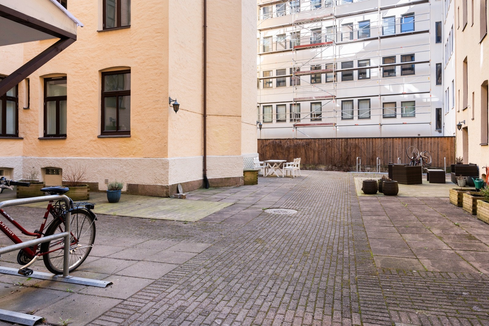 Sameiet har en stor og felles bakgård med sittegruppe og sykkelparkering. Galleribilde