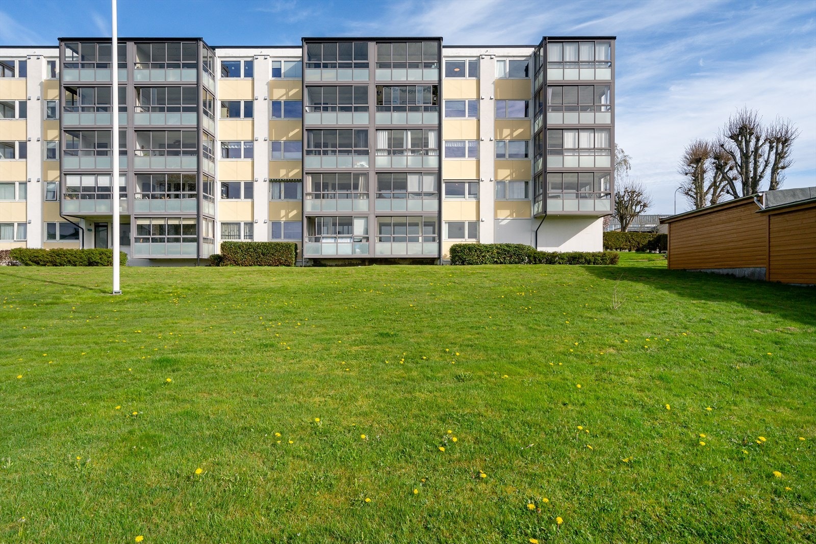 Her vil du bo i et veletablert og tilbaketrukket nabolag ved Hillevåg/Bekkefaret, kort vei unna alt du trenger i hverdagen. Galleribilde