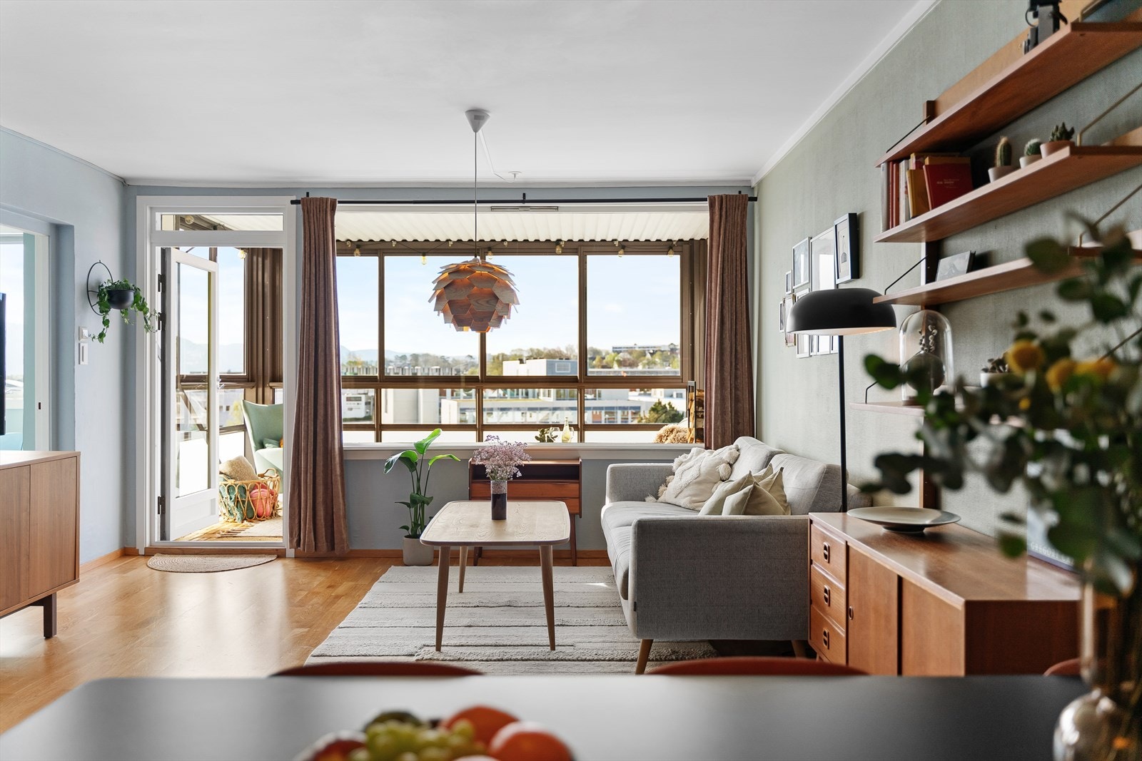Her kommer du inn til et lyst og luftig samlingsrom, pent innredet med parkett og delikate fargetoner på veggoverflater. Galleribilde
