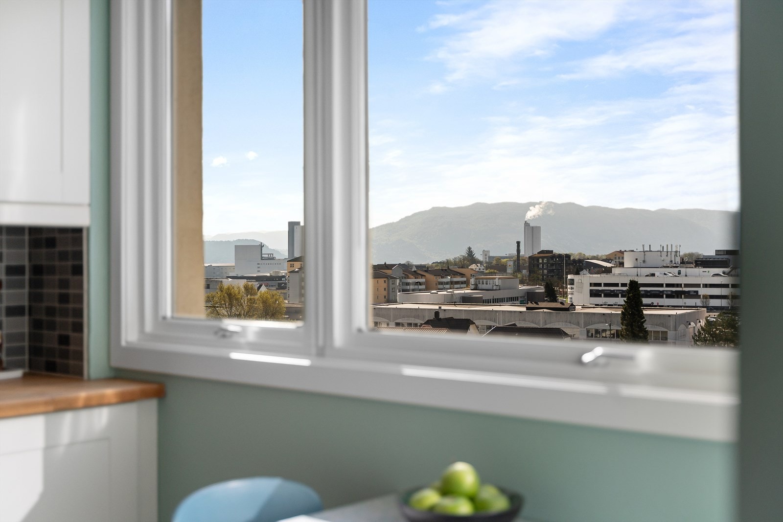 Her kan du nyte morgensolen med nydelig utsikt fra frokostbordet. Galleribilde