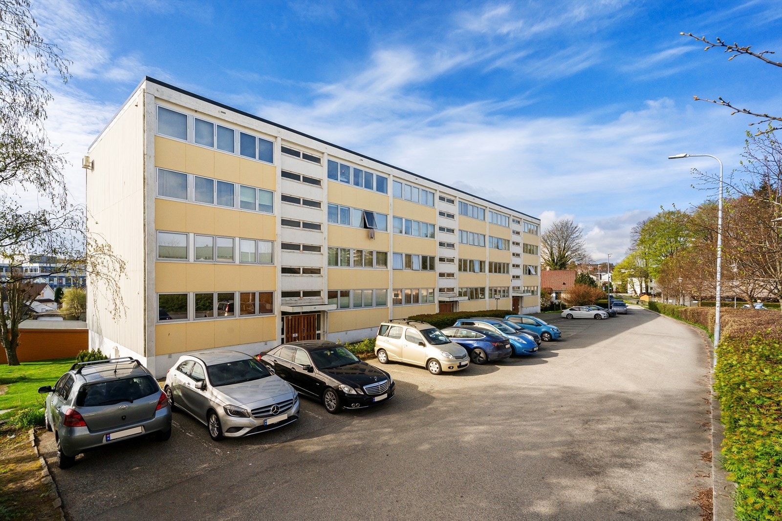 Felles utvendig parkering. Andelseierne får utdelt parkeringskort med adgang til å parkere på oppmerkede plasser som tilhører borettslaget. Felles utvendig el-bil ladere i BBL. Galleribilde