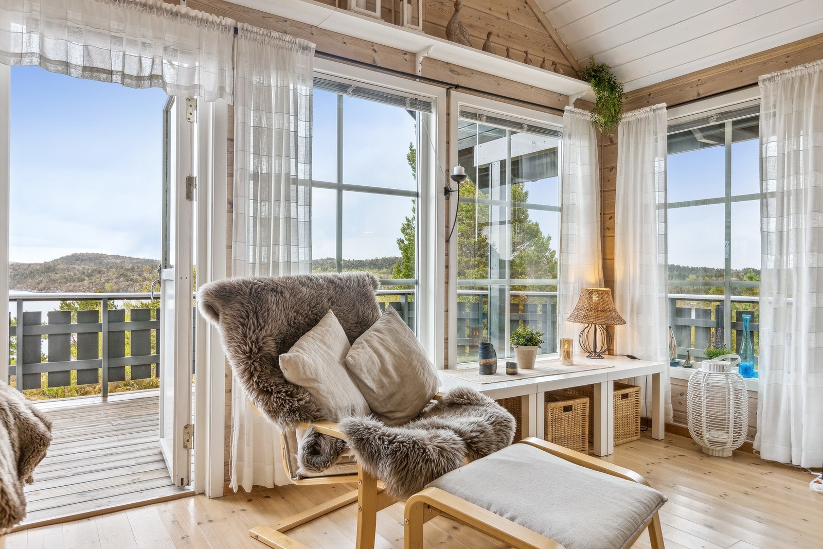 Stuen har plass til sofagruppe, spisebord m.m. Galleribilde