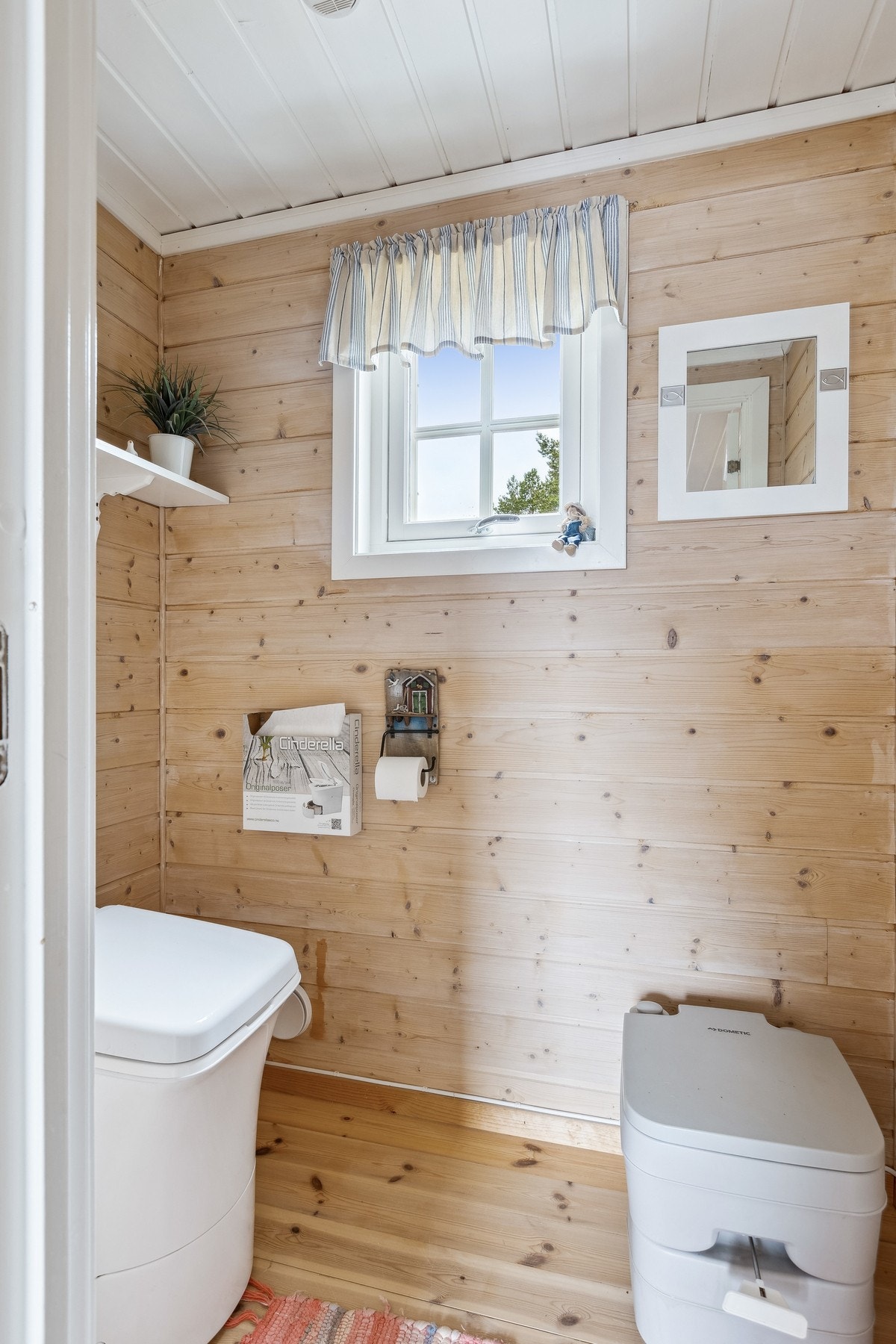 Toalettrom med Cinderella forbrenningstoalett Galleribilde