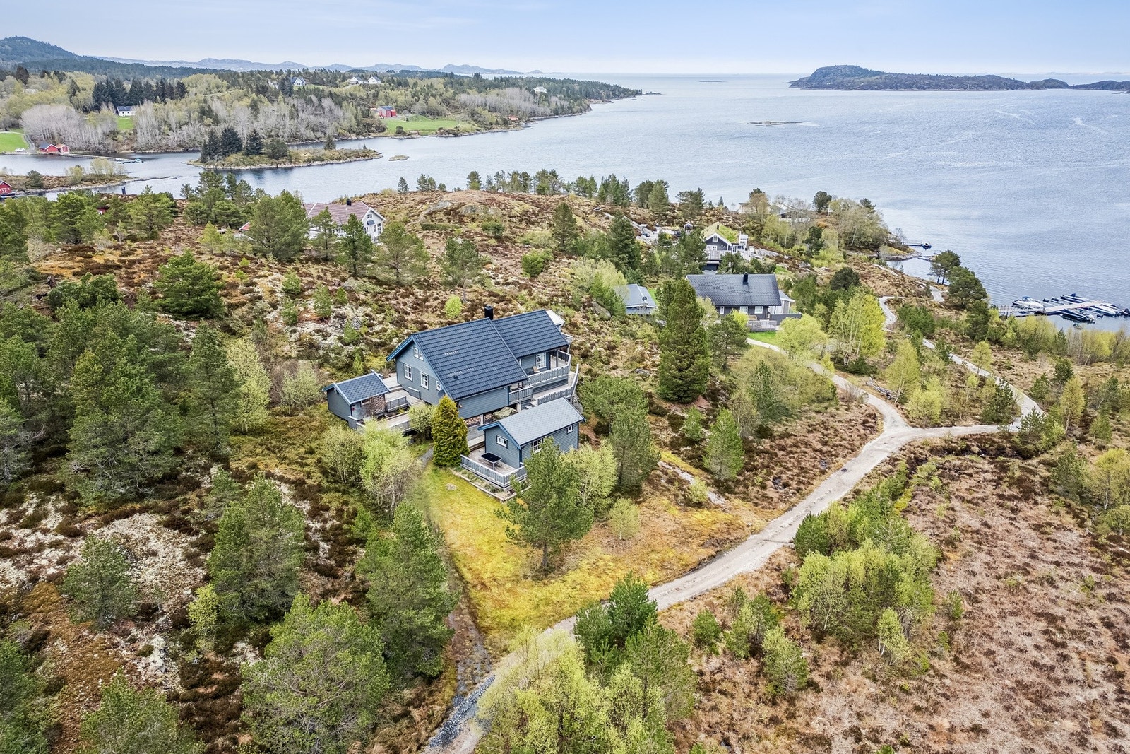 Med sjøen lett tilgjengelig er området et ypperlig utgangspunkt for fritidsaktiviteter som kajakkpadling, sportsfiske, havørnsafari m.m. Galleribilde