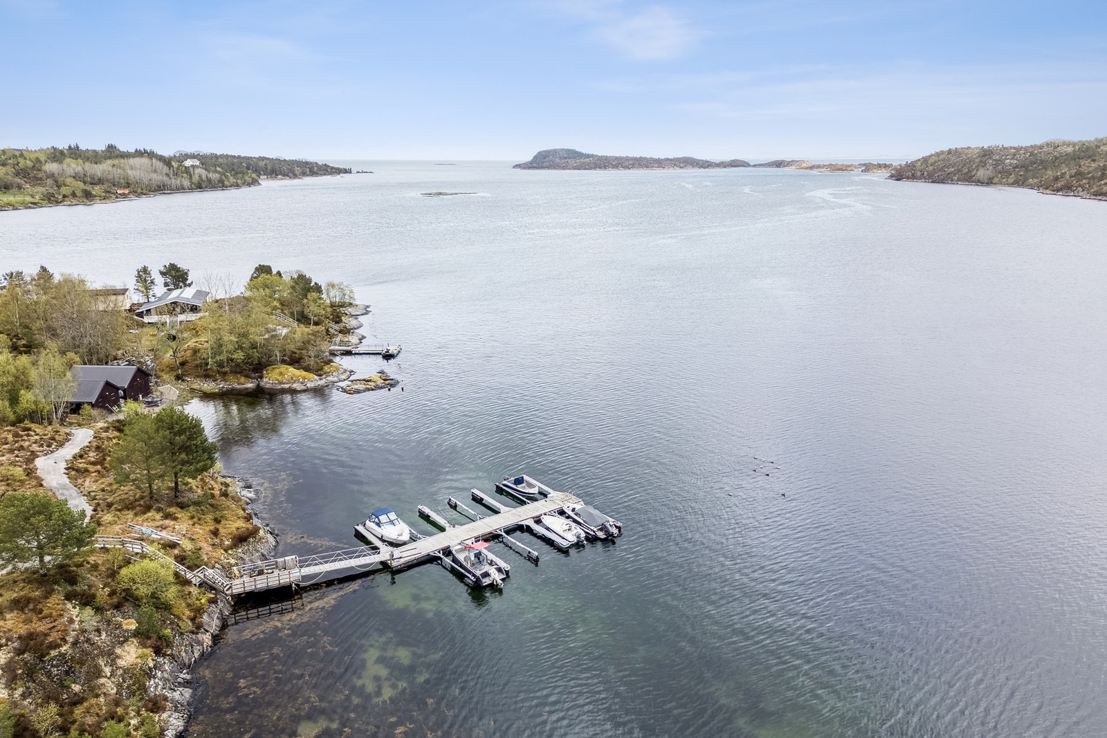 Eiendommen har tinglyst rett til naust i rekke. Felles småbåthavn like nedenfor eiendommen Galleribilde