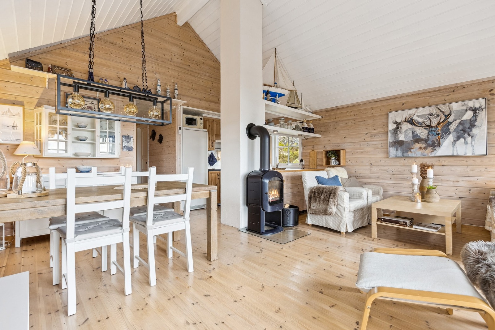 Hytta har vedfyring og varmepumpe Galleribilde