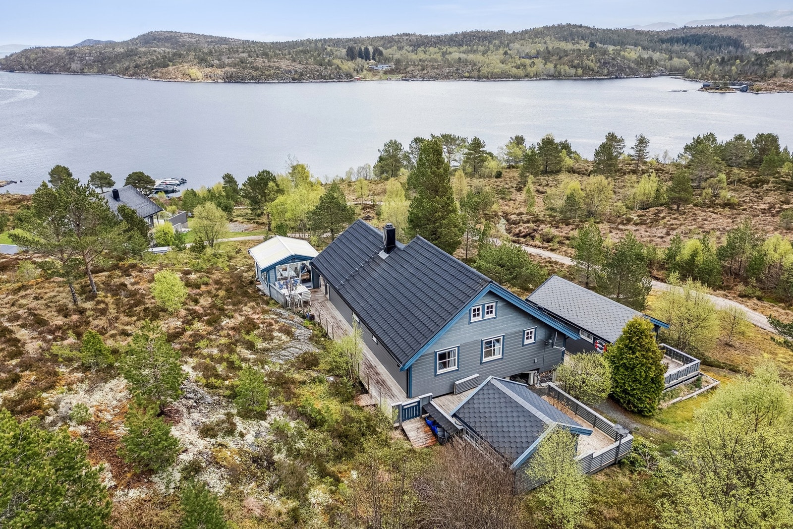 Koselig fritidseiendom med fin beliggenhet ca. 100 meter fra sjøen. Galleribilde