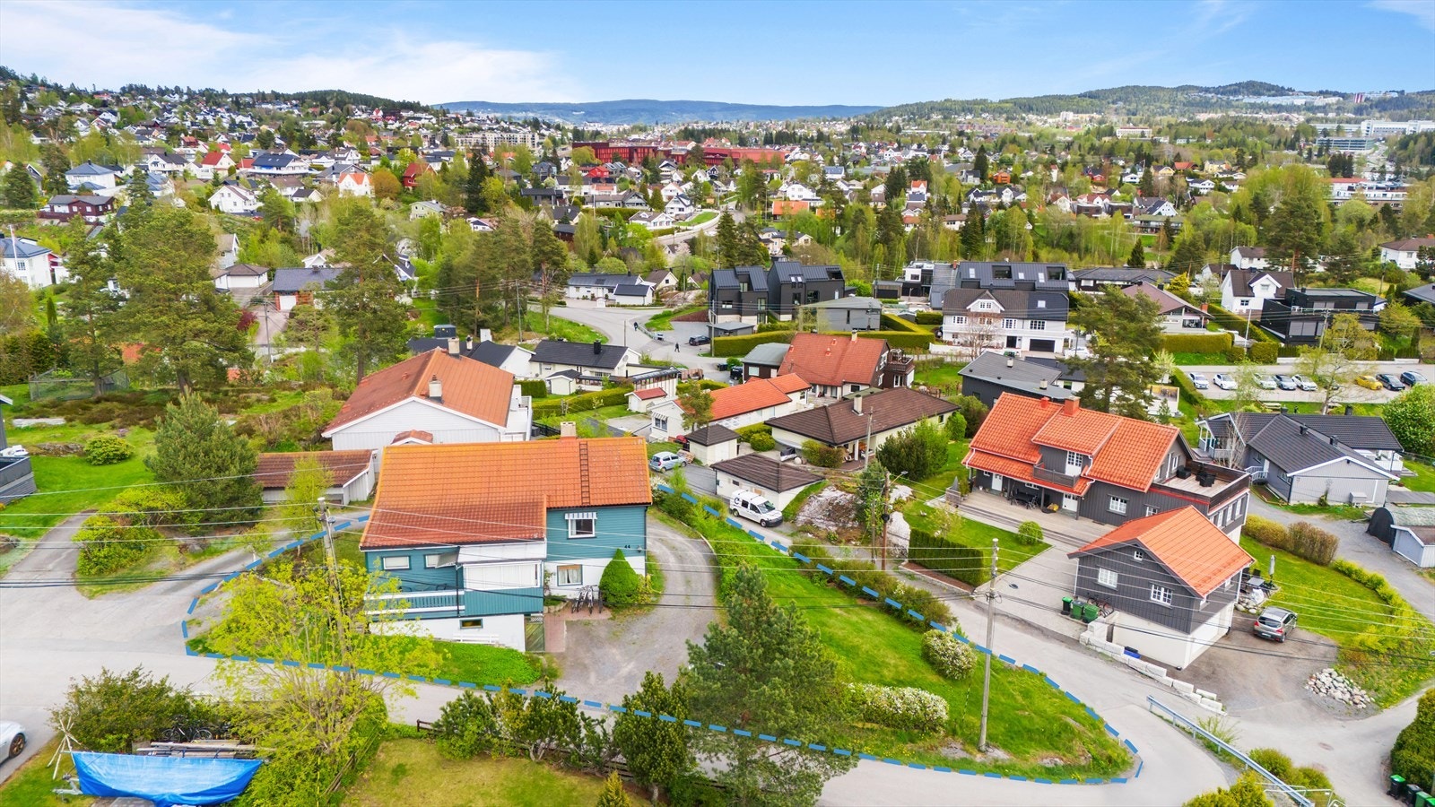 I et etablert og fredelig boligområde finner du denne eldre eneboligen med nydelig utsikt og solrik hage. Galleribilde