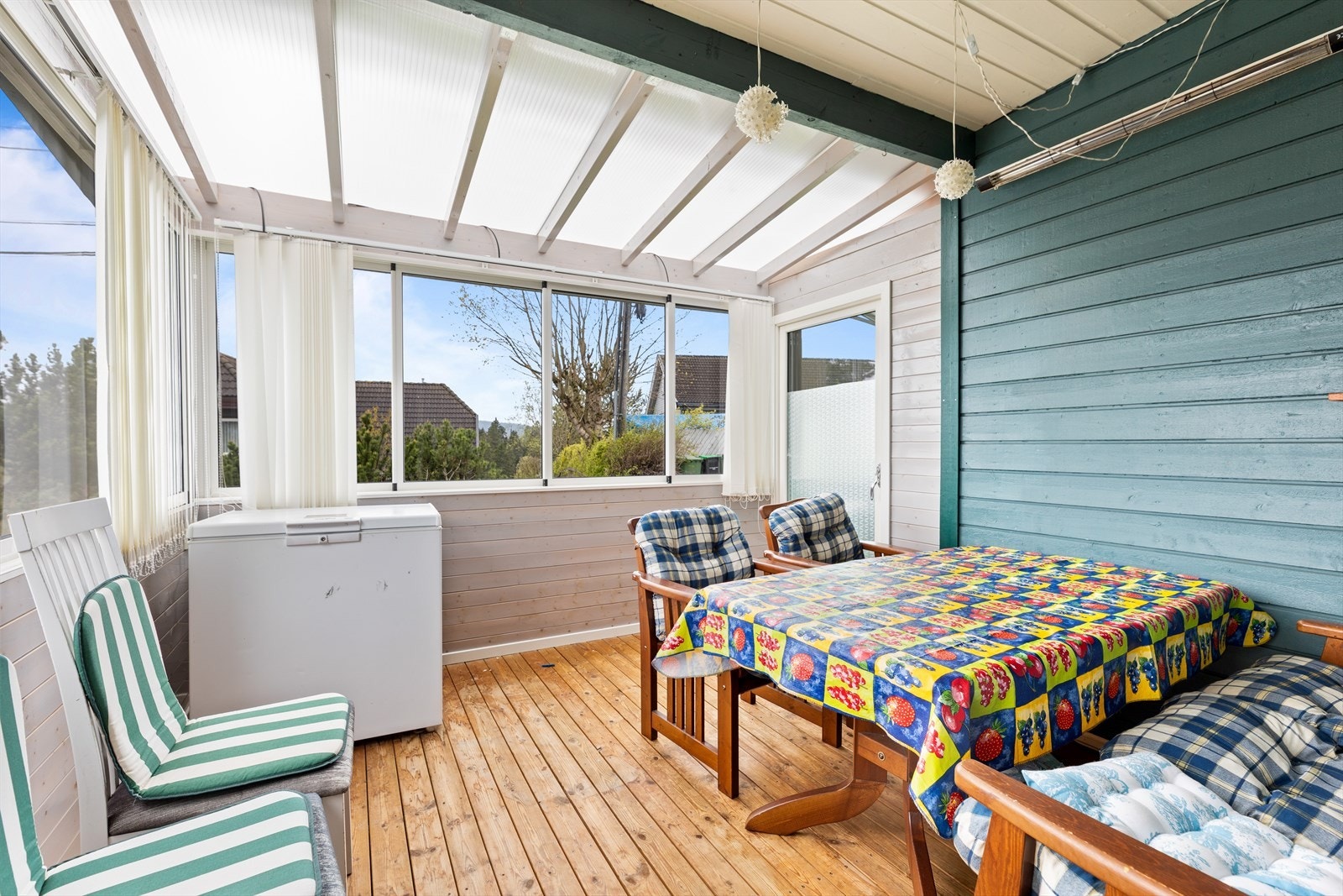 En terrasse på ca. 5 m² og en innglasset vinterhage på ca. 10 m² gir mulighet for utemøblering og hyggelige stunder i ly for vær og vind. Galleribilde