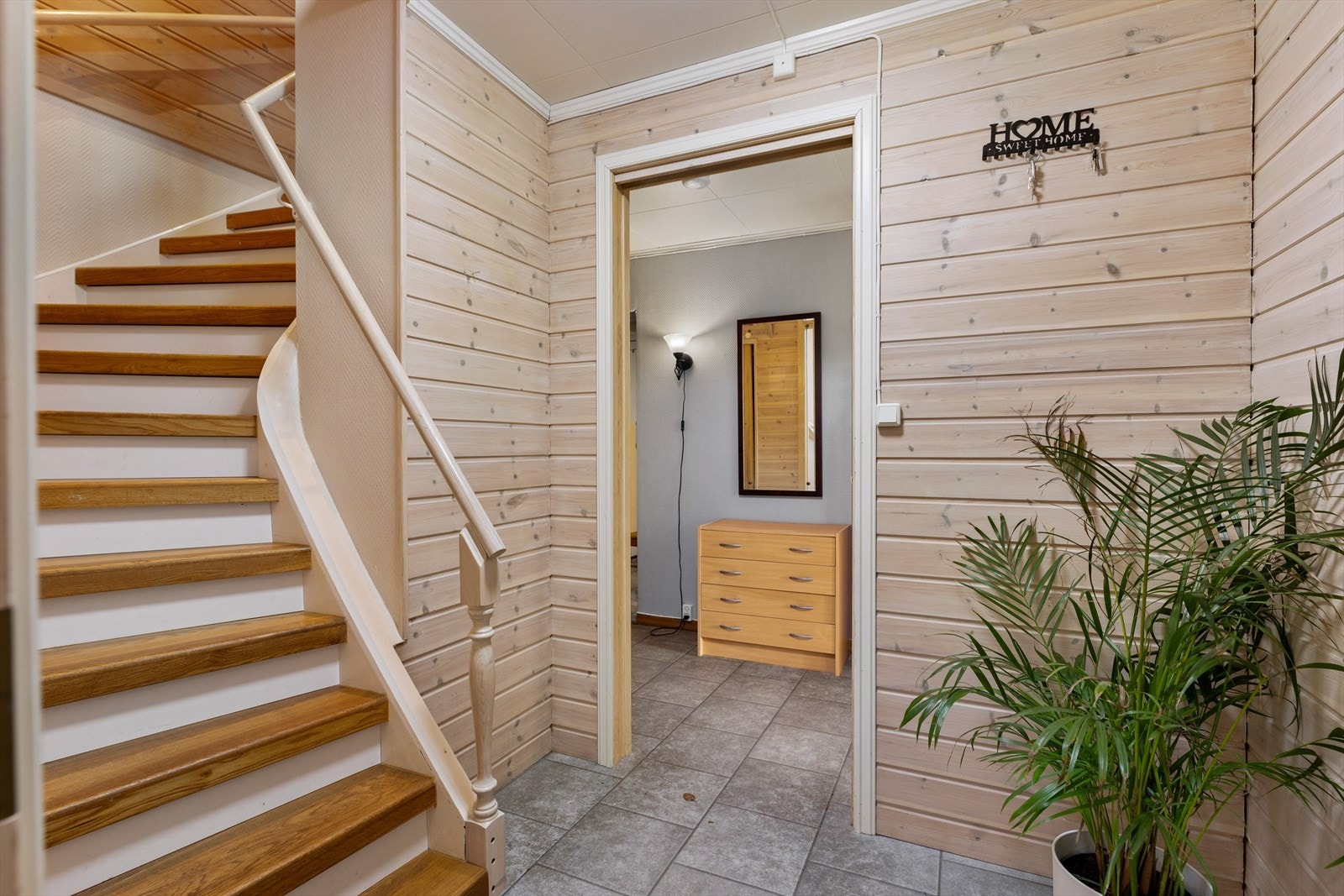 Gangen videre fører til både oppholdsrom og soverom, og har potensiale til å bli en innbydende og funksjonell velkomstsone med moderne materialvalg og smart oppbevaring. Galleribilde