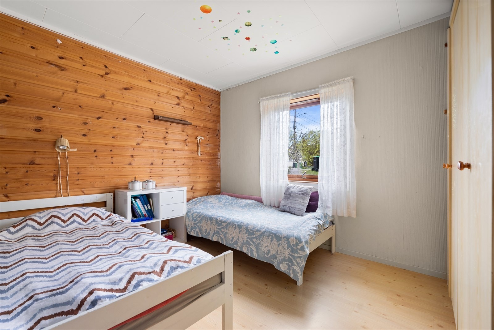 Rommene er lyse og luftige, med ulike uttrykk og overflater i tapet, panel, strie eller malte flater. Galleribilde