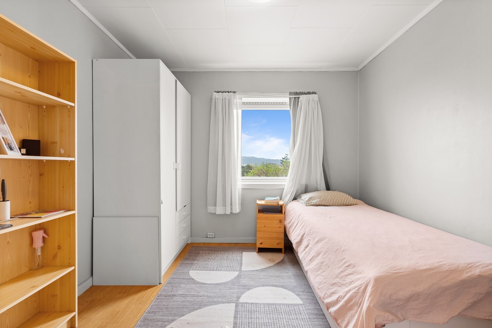 Boligen rommer fire soverom - tre i 1. etasje og ett i underetasjen. Galleribilde