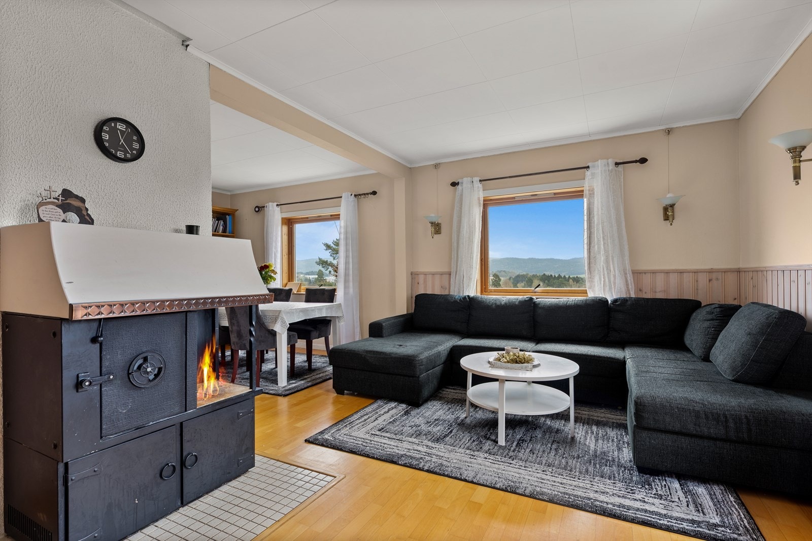 I hovedetasjen strømmer dagslyset inn fra store vindusflater, som også rammer inn en vakker utsikt mot det omkringliggende landskapet og åskammer i det fjerne. Galleribilde