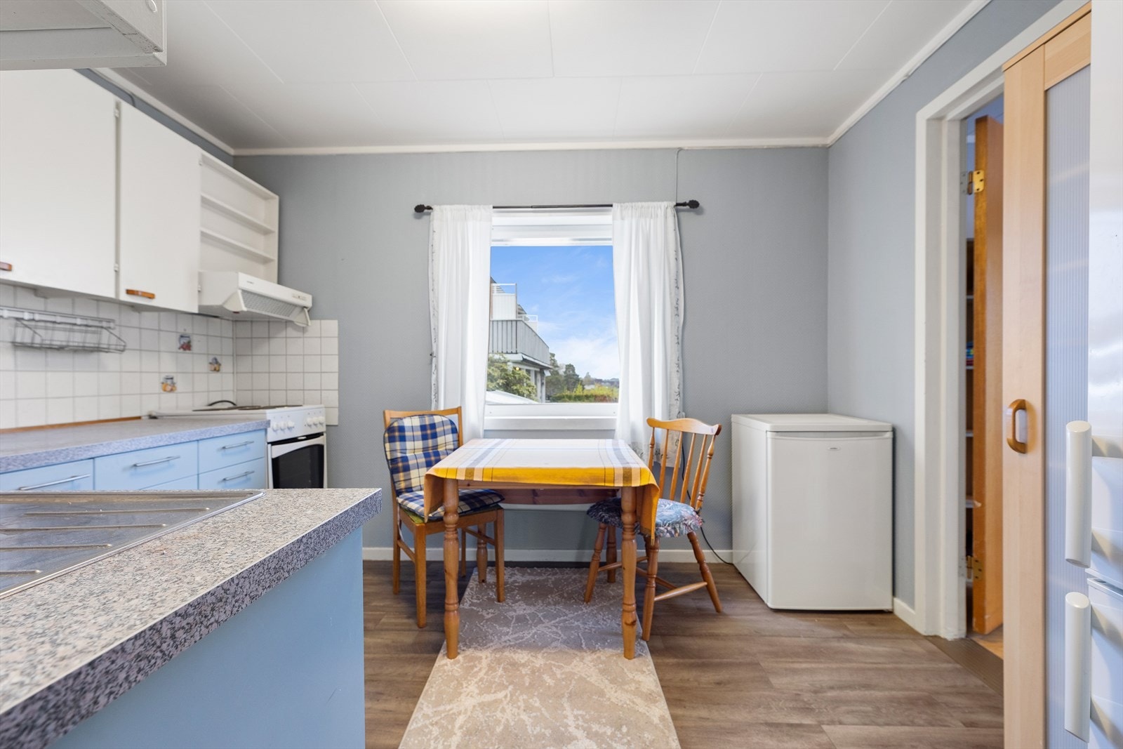 Både i underetasjen og i 1. etasje finner du kjøkken med klassisk utforming. Galleribilde