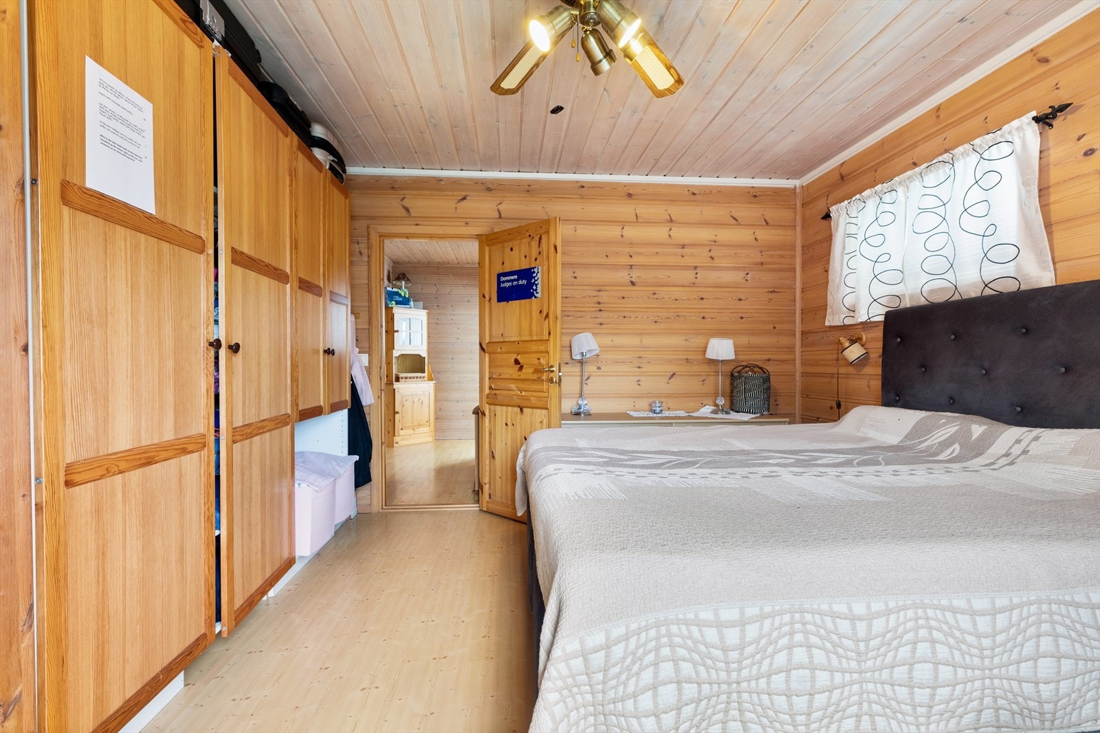 Store garderobeskap. Galleribilde