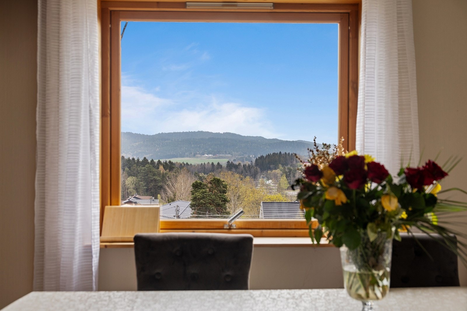 Skjønn utsikt fra spisestuen. Galleribilde