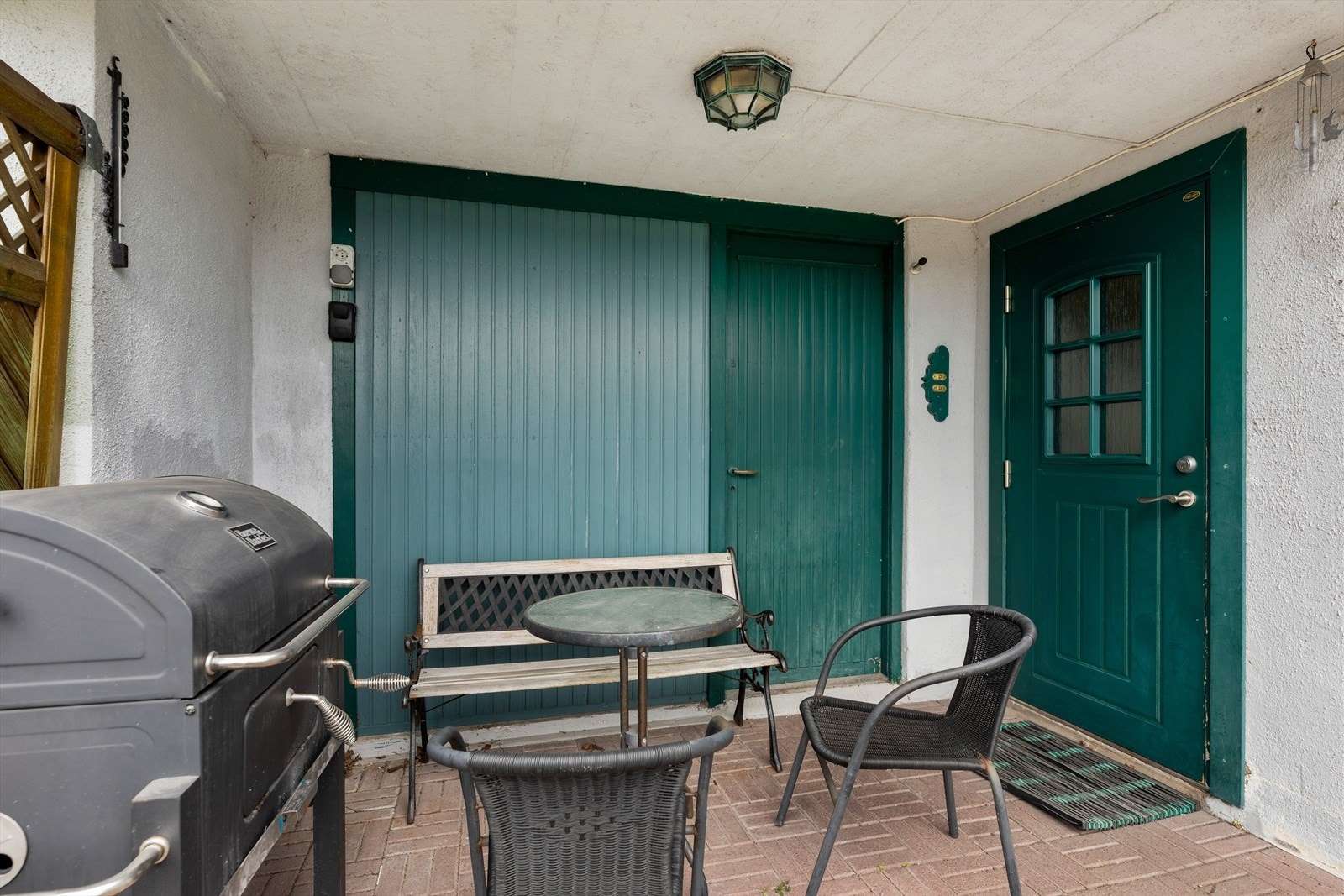 Liten uteplass ved inngangspartiet i underetasjen. Galleribilde