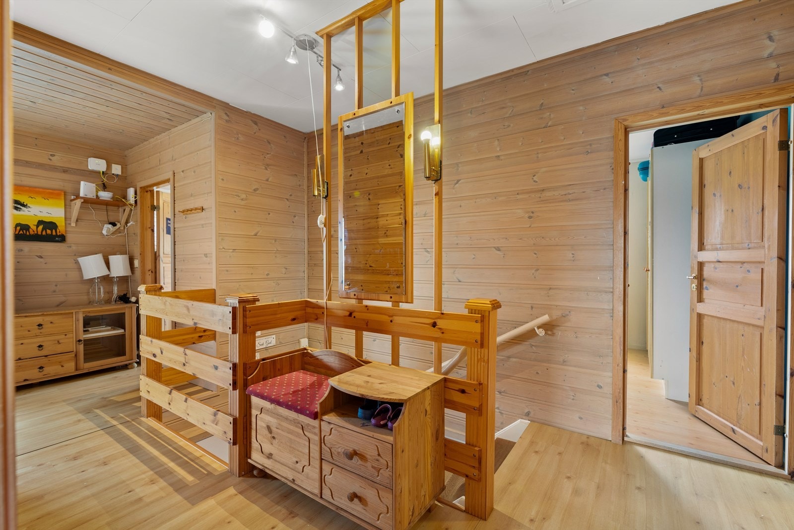 Vi tar turen opp trappa til 1. etasje der vi kommer opp i gangen. Galleribilde