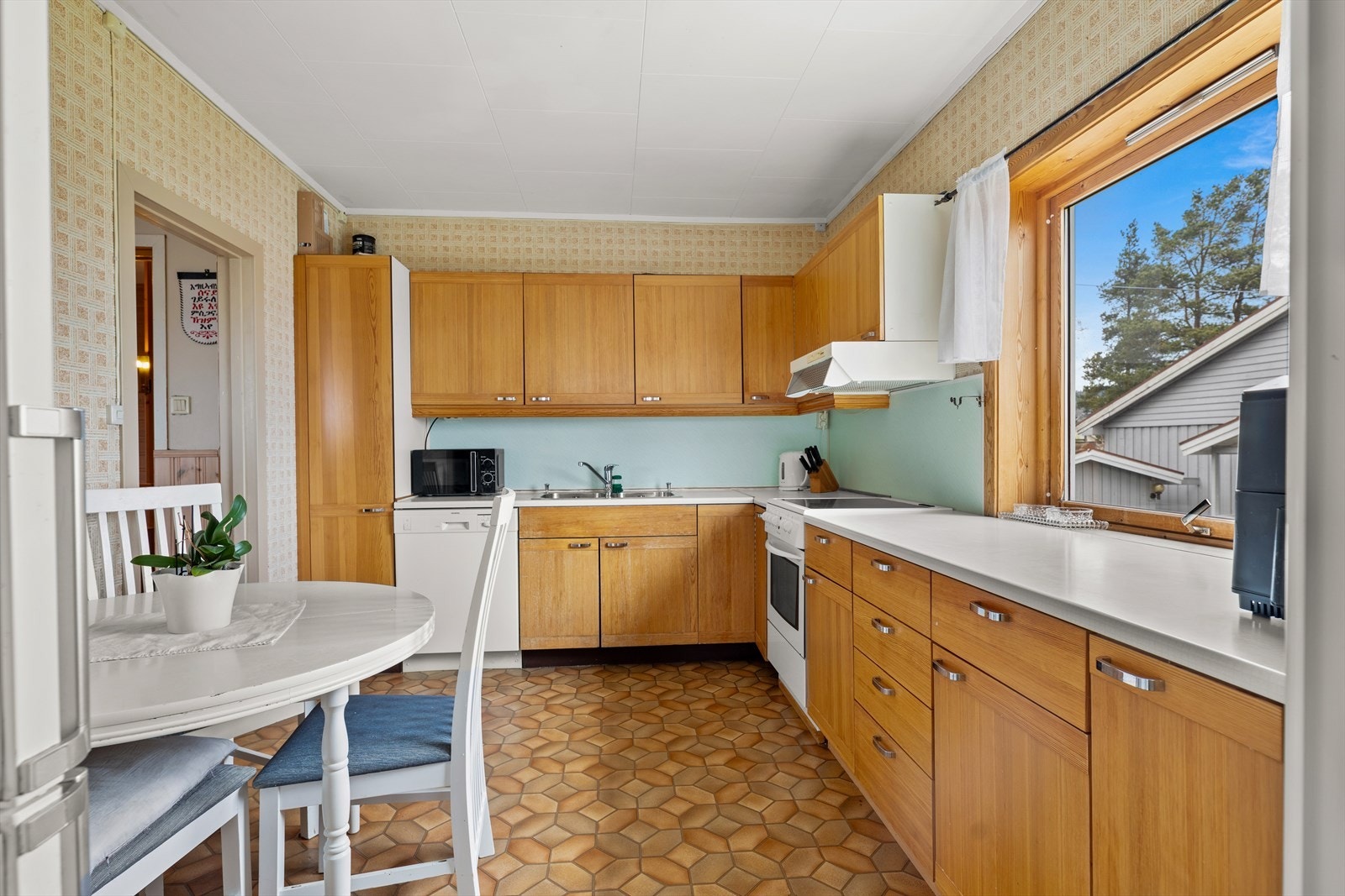 Begge kjøkken er i fungerende stand, men det må påregnes oppgradering for å møte dagens komfortstandard. Galleribilde