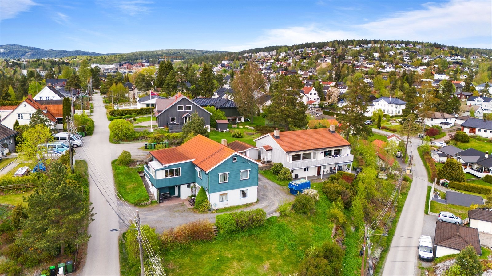Beliggenheten i et trygt og familievennlig område, med kort vei til både skole, barnehage og turterreng, gjør dette til et ideelt sted for barnefamilier og alle som ønsker å skape noe eget i rolige og naturnære omgivelser. Galleribilde