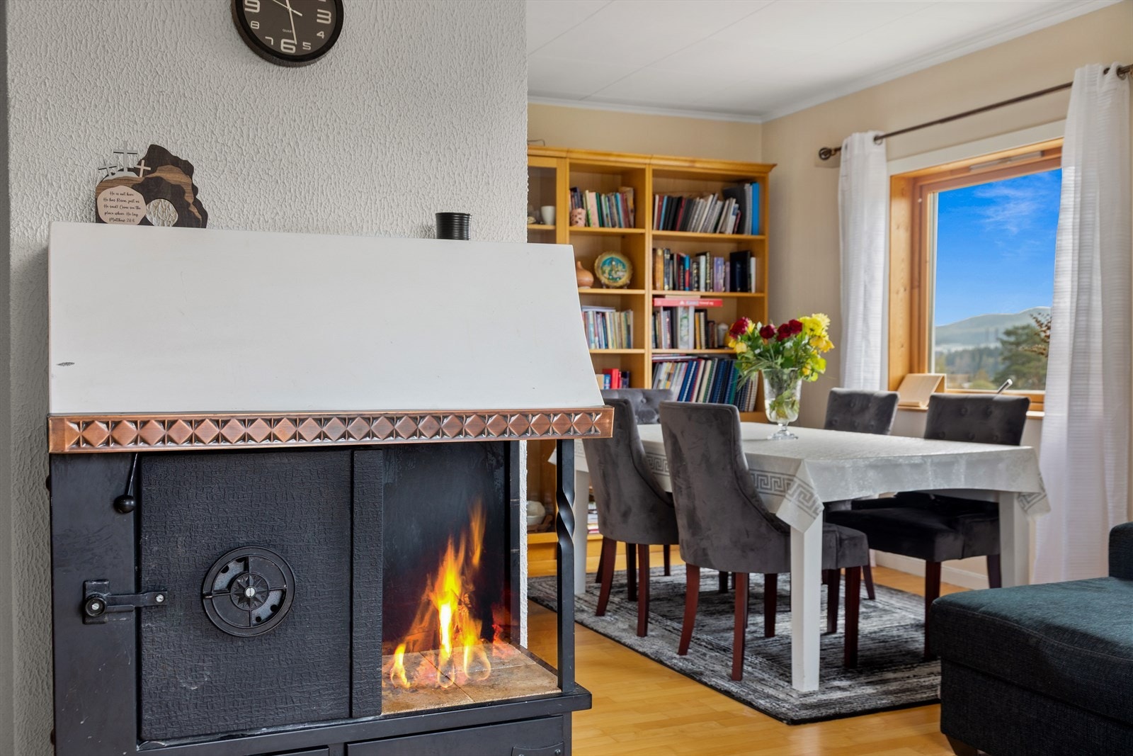 Den tradisjonelle vedovnen tilfører en lun og nostalgisk stemning, og er et naturlig midtpunkt på kalde vinterdager. Galleribilde