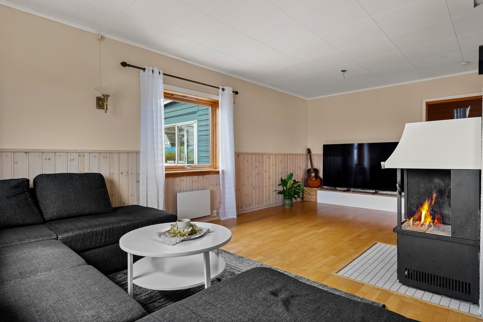 Her er det plass til både en stor sofagruppe og spisestue. Galleribilde