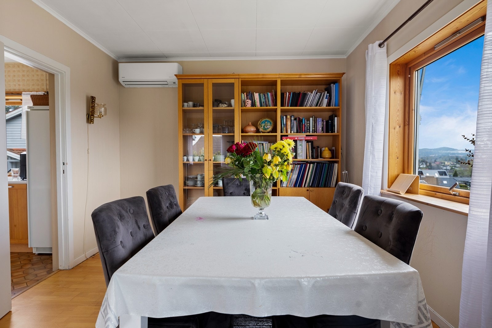 Overflater og materialvalg bærer preg av tidens tann, og gir rom for kreativ modernisering. Galleribilde