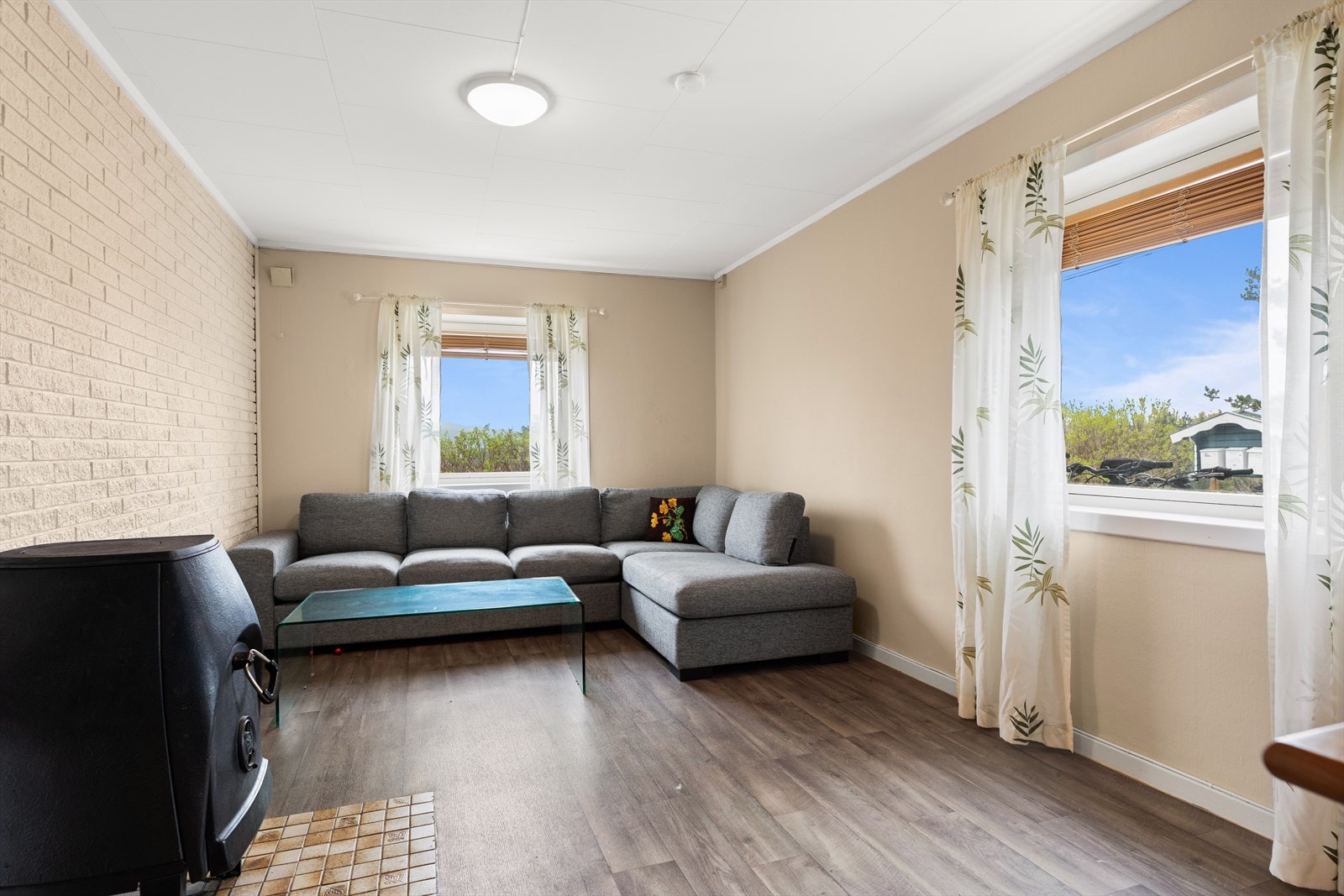 Stue med vedovn i underetasjen. Galleribilde