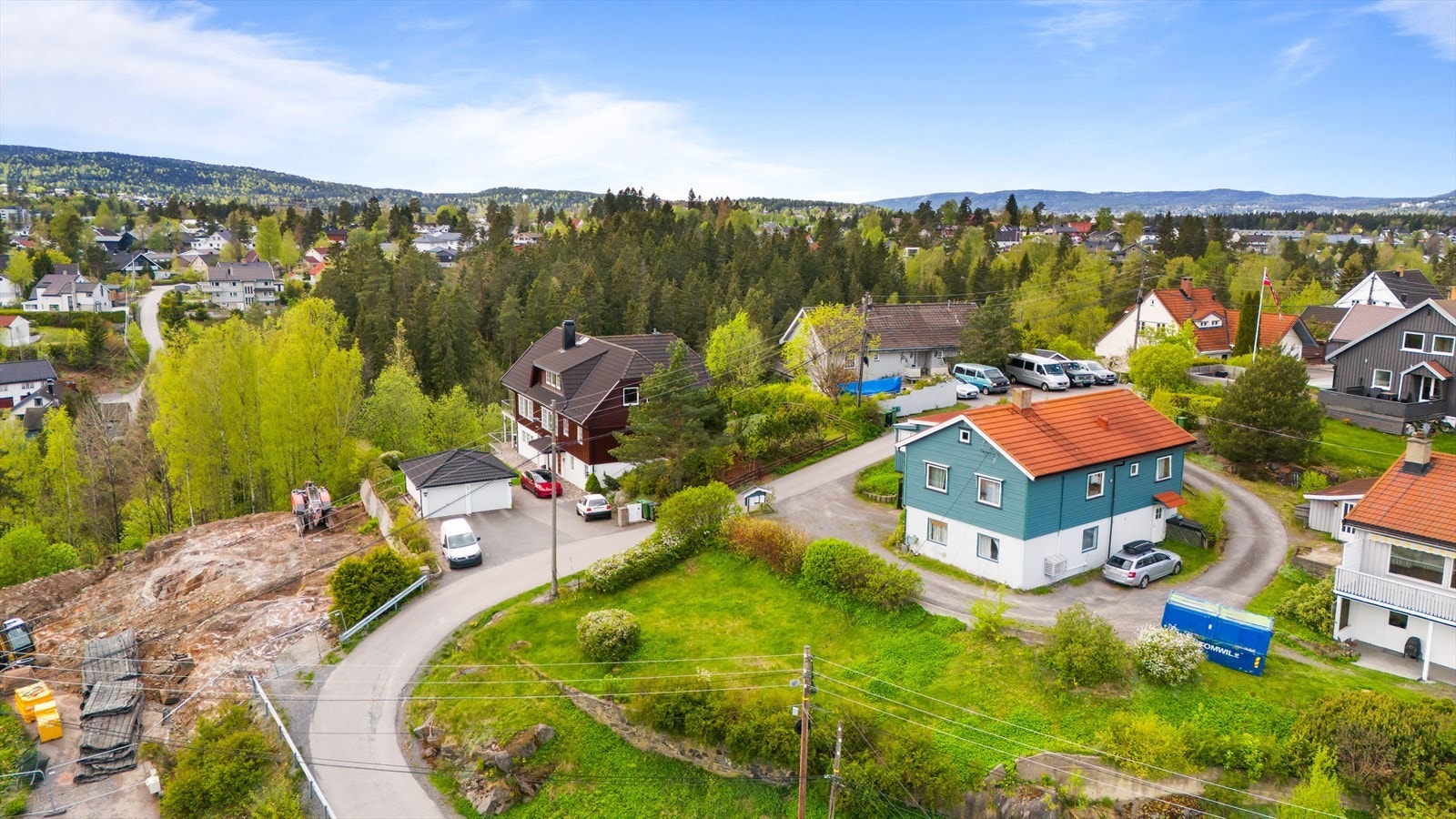 Tomten er pent opparbeidet med plen og beplantning, og har en sydvendt beliggenhet som gir gode solforhold fra tidlig ettermiddag til kveld. Galleribilde