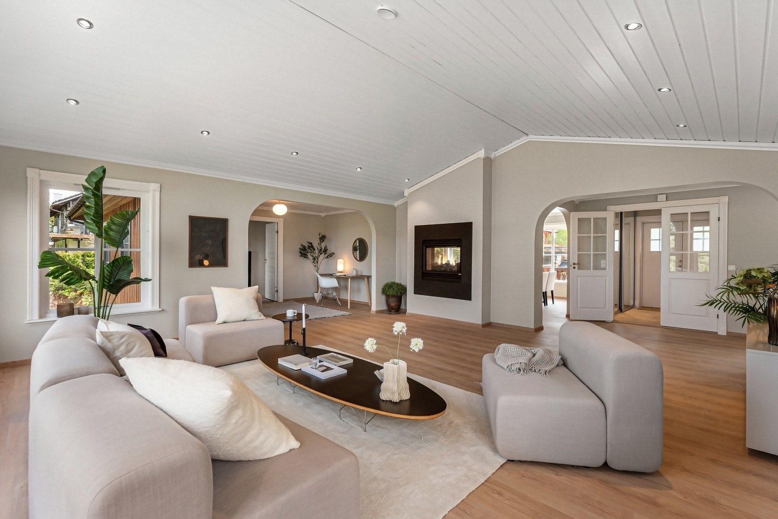 Hyggelig gasspeis i stuen mot kjøkkenet. Galleribilde