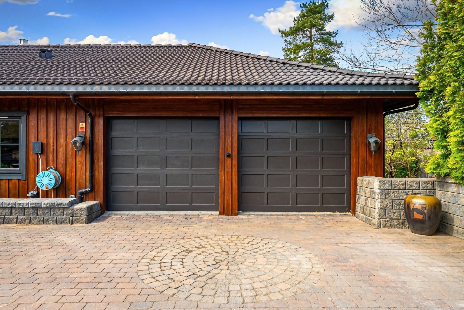 Dobbelgarasje med lader for to elbiler. Galleribilde