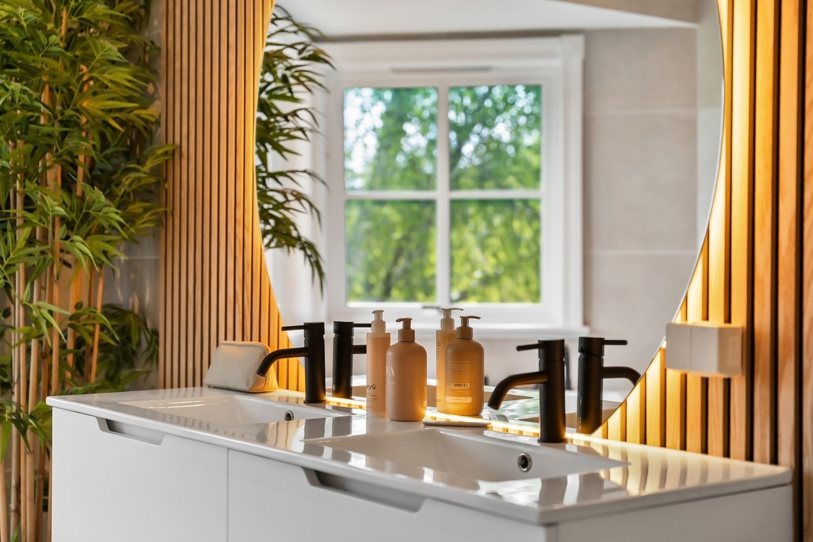 Ny moderne innredning med dobbel helstøpt servant og stort rundt speil med belysning. Galleribilde