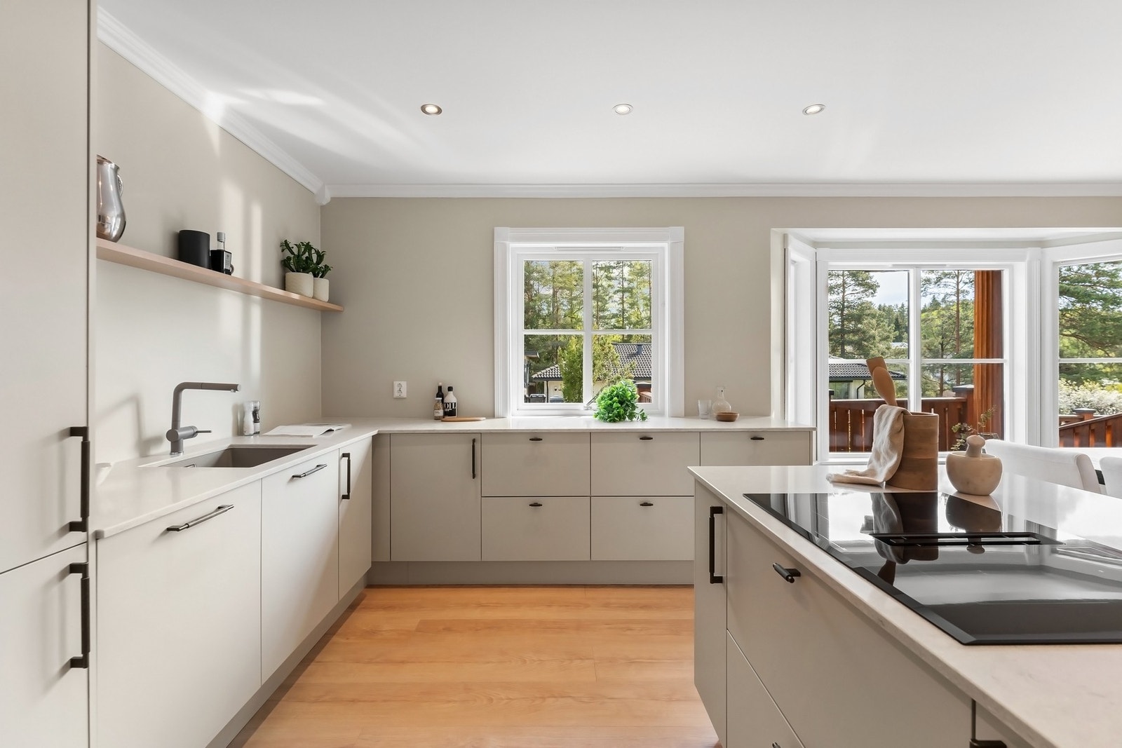 Lyst og romslig kjøkkenområde. Galleribilde