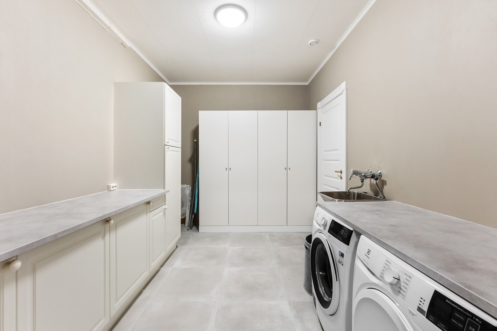 Praktisk vaskerom i underetasjen. Galleribilde