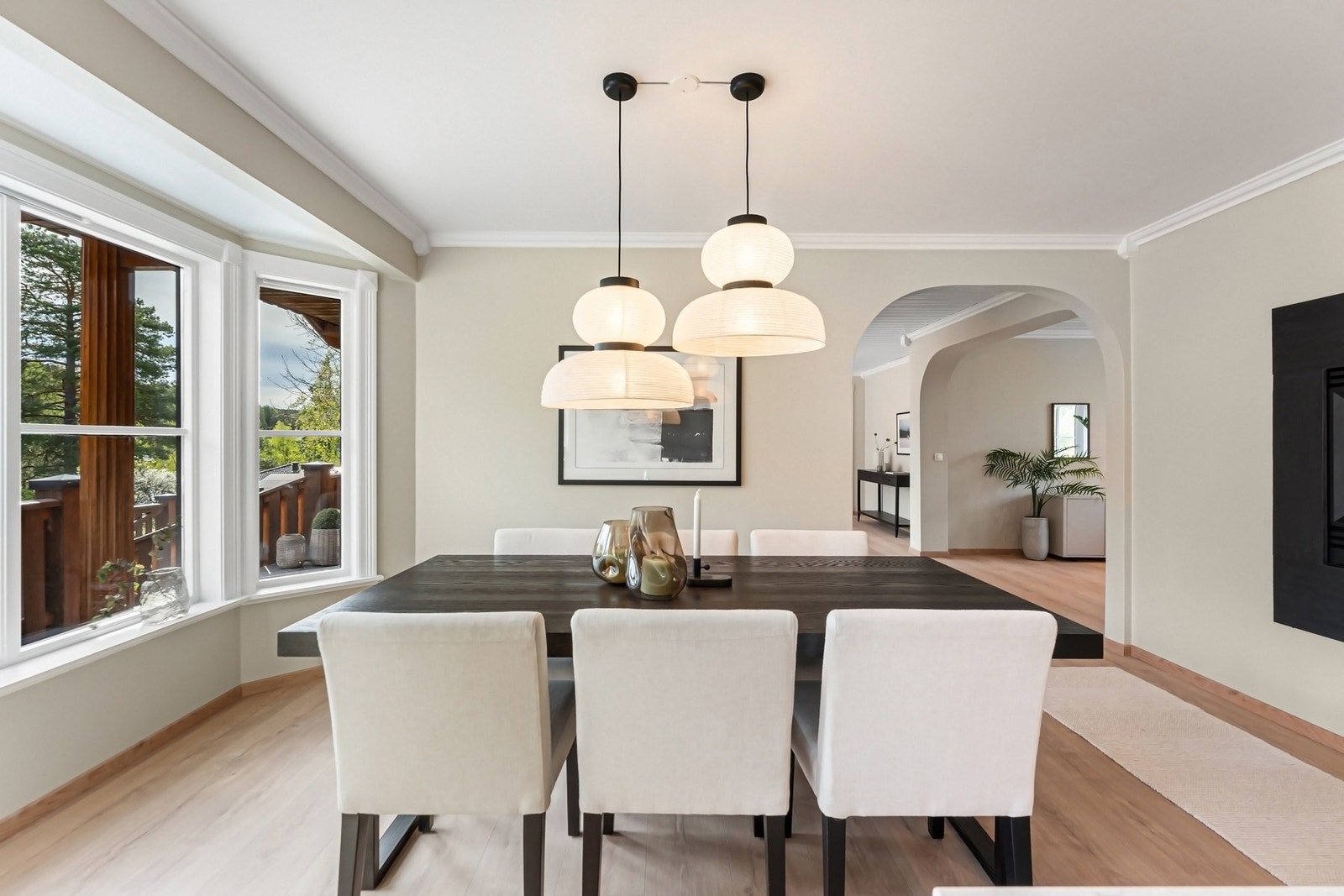 Hyggelig spiseområde med store vindusflater og gasspeis. Galleribilde