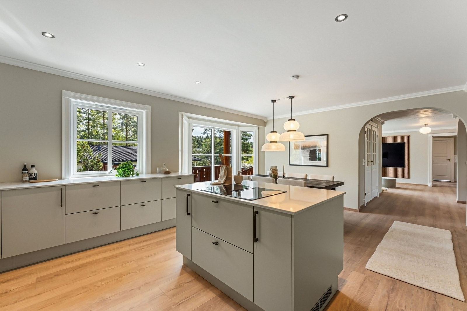 Kjøkkenøy med nedfelt stor platetopp med integrert ventilator. Galleribilde