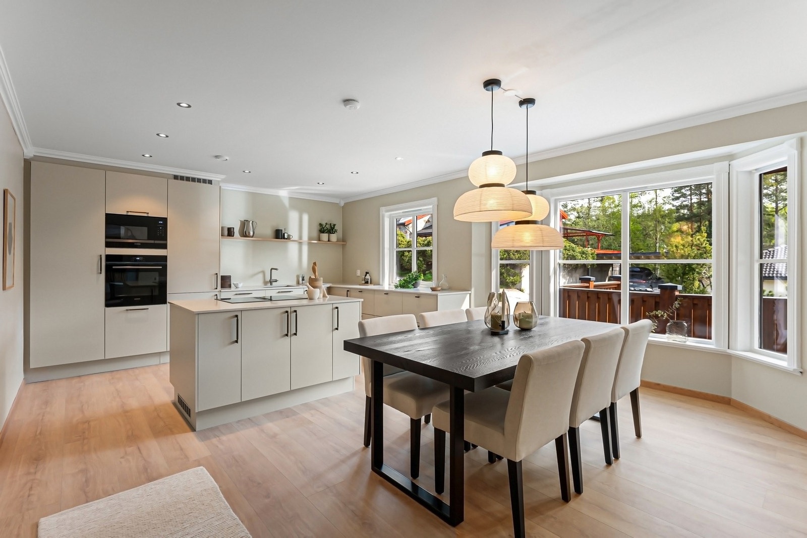 Nylig oppgradert kjøkken, med moderne HTH innredning med glatte malte fronter og keramisk benkeplate. Galleribilde