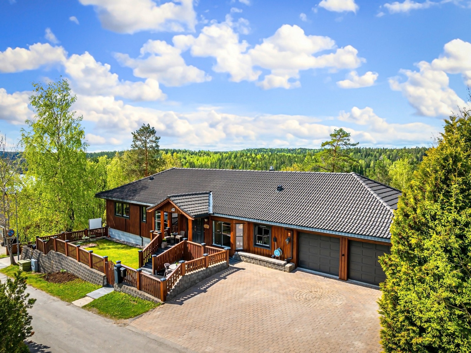 Romslig innkjørsel med dobbelgarasje. Galleribilde