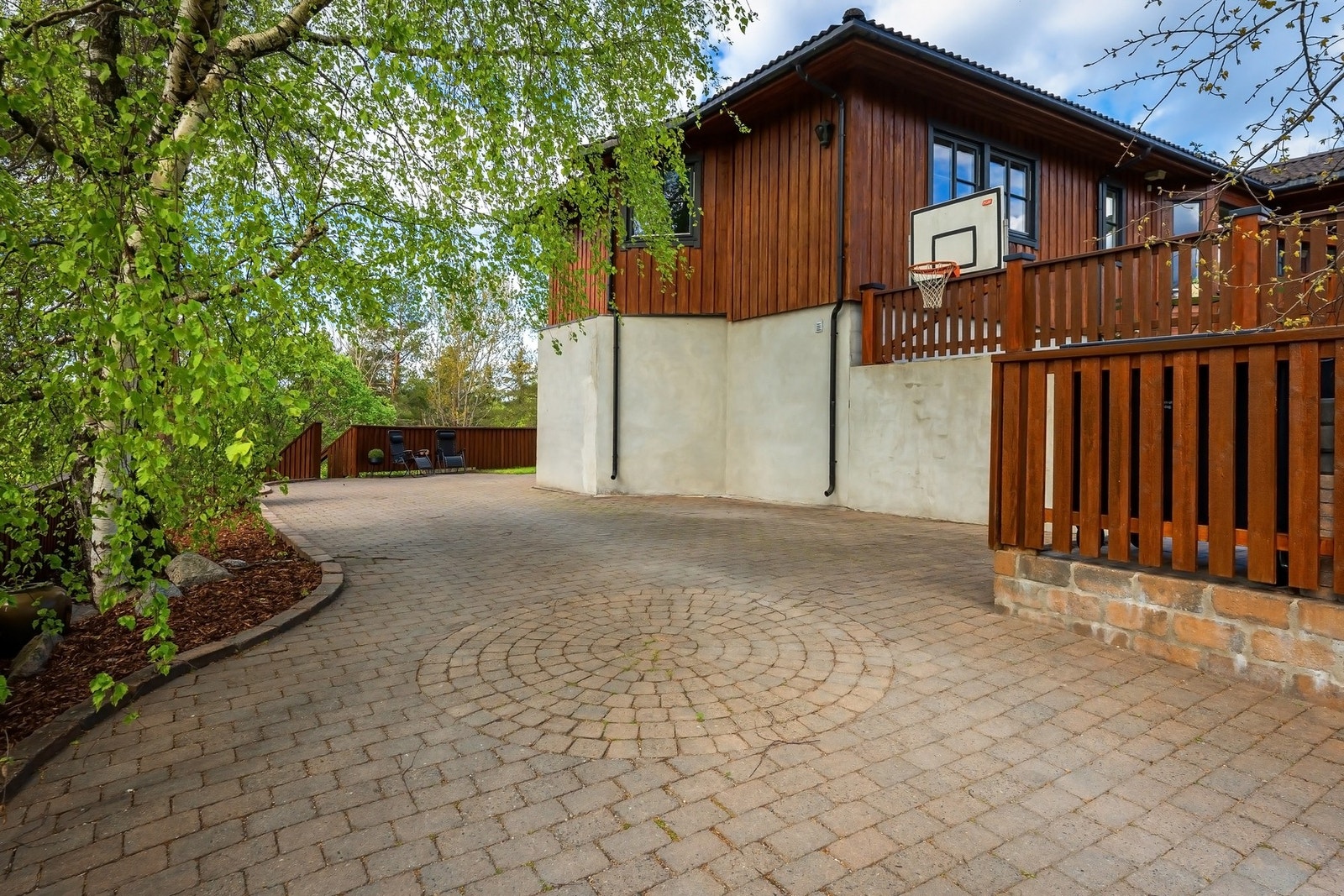 I underetasjen er det tre separate deler med blant annet tre bad og tre kjøkken. Galleribilde