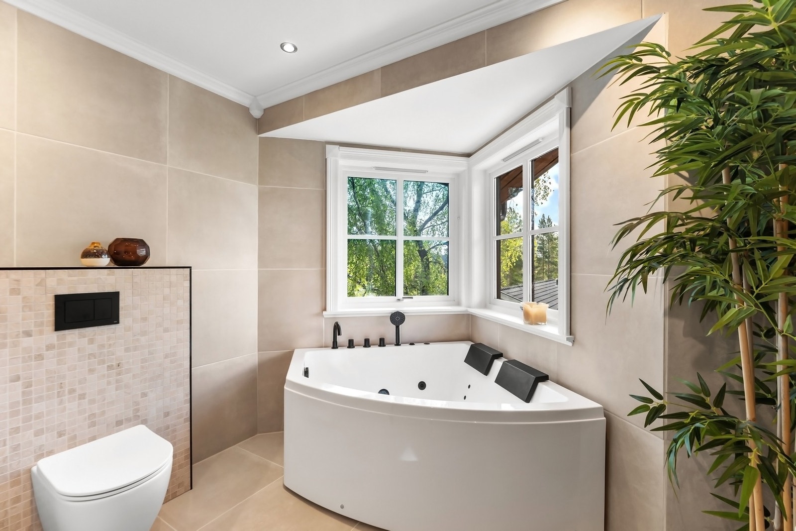 Hjørneboblekar, veggehengt toalett og dusjkabinett. Galleribilde